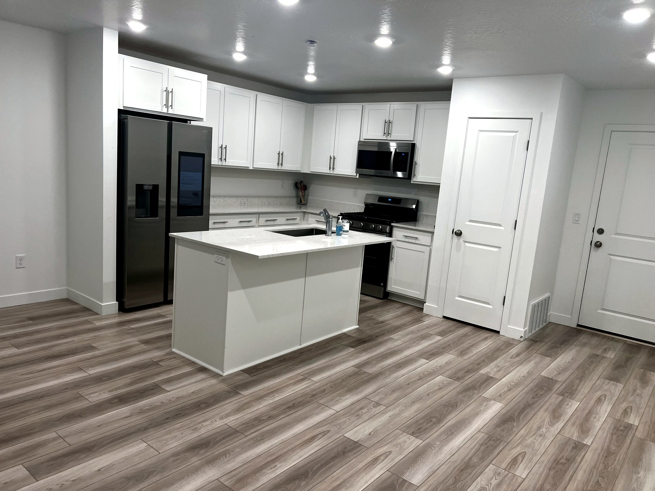 Entry and kitchen cleaned for a Daniel area move-in cleaning